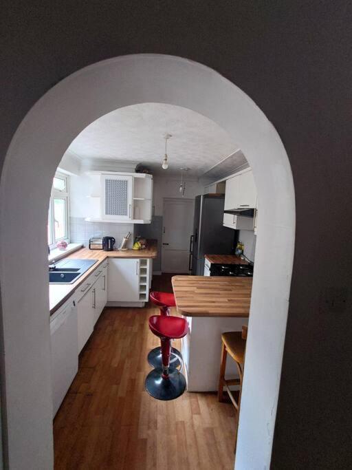 Edwardian 4 Bedrooms With 4 Bathrooms Townhouse, Next To Underground, Accommodates 10 People Лондон Екстериор снимка