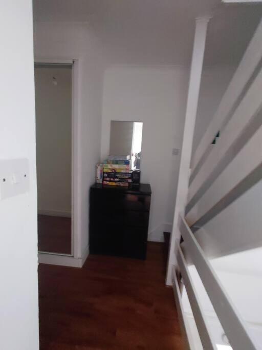 Edwardian 4 Bedrooms With 4 Bathrooms Townhouse, Next To Underground, Accommodates 10 People Лондон Екстериор снимка
