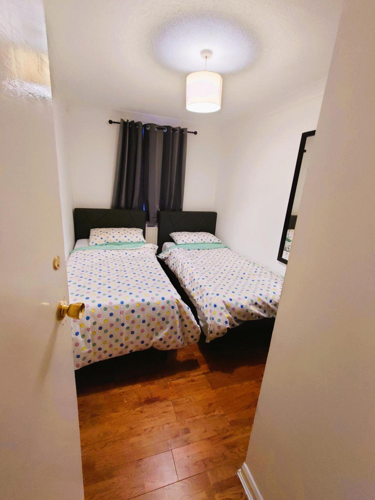 Edwardian 4 Bedrooms With 4 Bathrooms Townhouse, Next To Underground, Accommodates 10 People Лондон Екстериор снимка